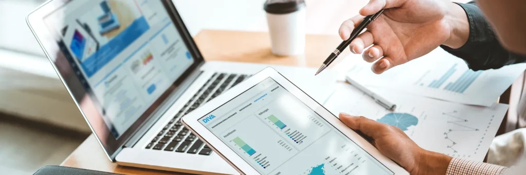 Ansicht auf ein Tablet und ein Laptop mit Screens vom BfV-Finanzportal DIVA