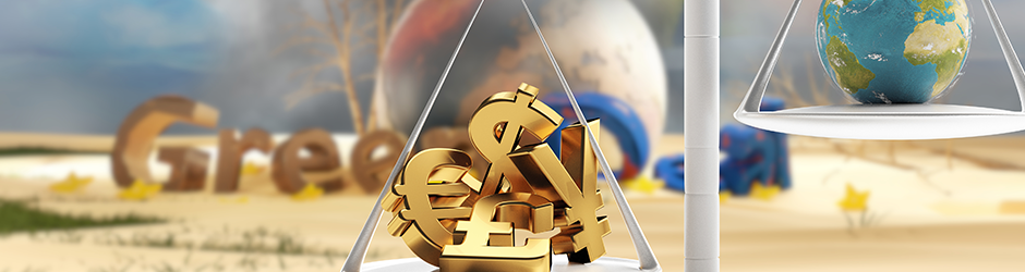 Eine Waage balanciert goldene Währungssymbole (Dollar, Euro, Pfund, Yen) auf der einen Seite und eine Weltkugel auf der anderen, mit verschwommenem Text und Landschaft im Hintergrund.