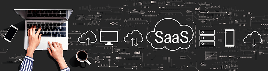 Hände, die auf einem Laptop tippen, mit einem Smartphone, einem Notebook und einer Kaffeetasse in der Nähe. Digitale Symbole stellen Cloud Computing, einen Server, einen Desktop und mobile Geräte dar, mit dem Wort SaaS in einer Wolkenillustration auf einem dunklen Hintergrund.