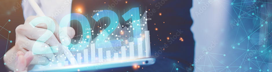 Eine Hand, die einen Stift hält, schreibt auf einem Tablet mit einem leuchtenden Hologramm 2021 und einem Balkendiagramm, das digitales Wachstum und technologische Trends symbolisiert. Im Hintergrund sind blaue Netzlinien und Datenpunkte zu sehen.