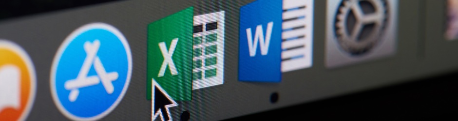 Ein Computerbildschirm zeigt eine Nahaufnahme von Anwendungssymbolen auf einem Dock, darunter App Store, Microsoft Excel, Microsoft Word und ein Teil einer anderen Anwendung. Ein Mauszeiger zeigt auf das Excel-Symbol.